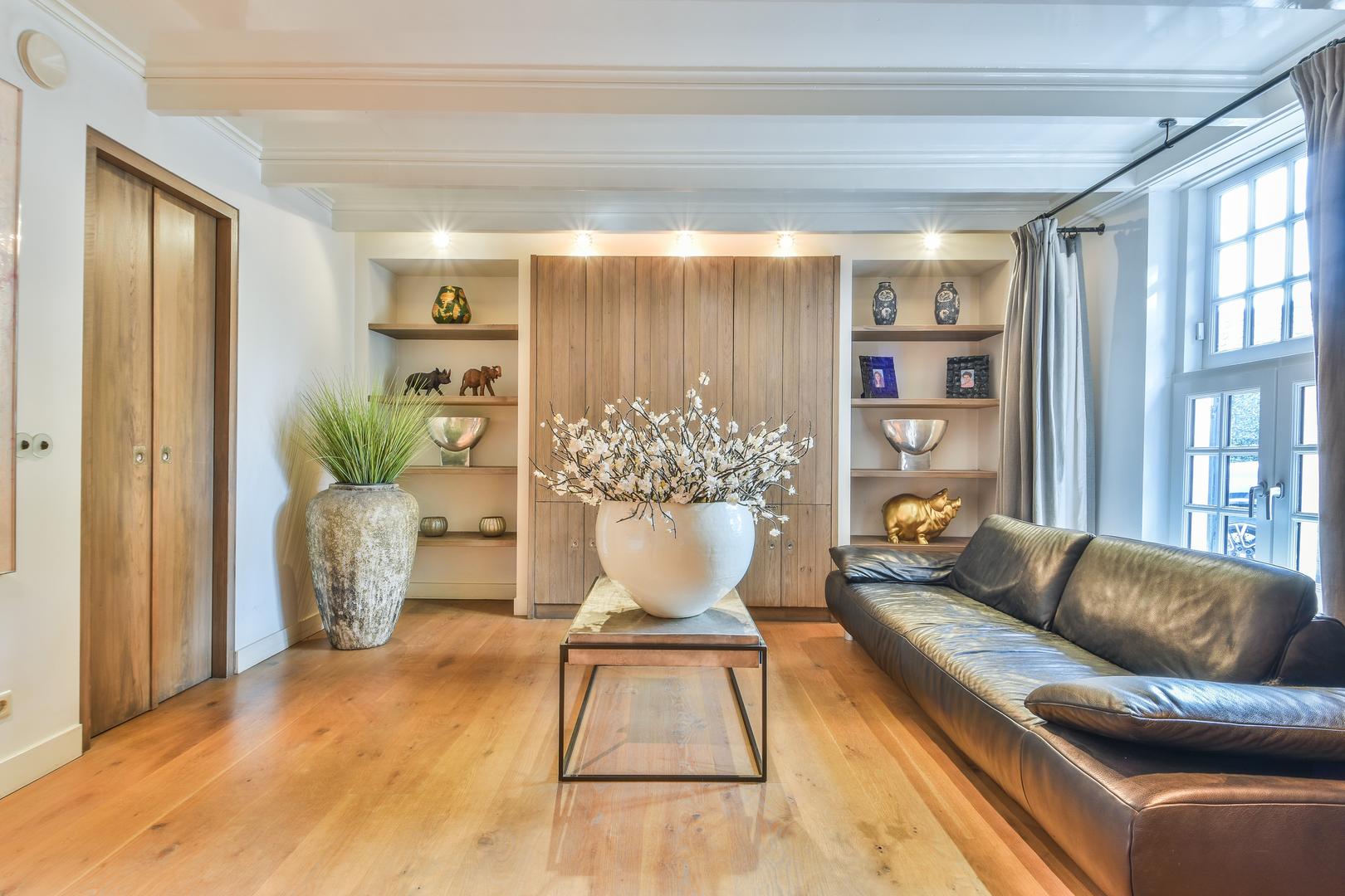 Zitkamer met eiken kastenwand